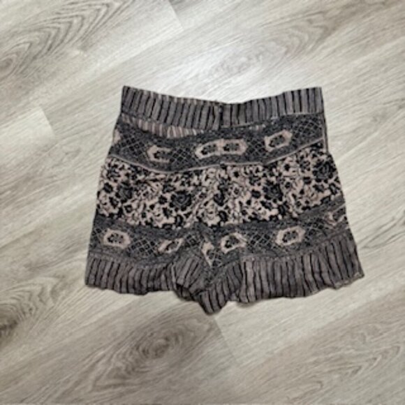 En Crème Boho Ruffle Hem Shorts Size Small – Great Condition - Tribal Pattern - Picture 3 of 8